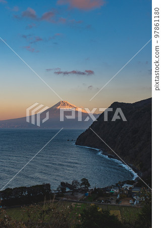 海、富士山和日出 97861180