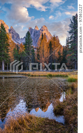 Beautiful autumn evening Lake Antorno and Three Peaks of Lavaredo, Dolomites, Italy Beautiful autumn evening Lake Antorno and Three Peaks of Lavaredo, Dolomites, Italy 97861227