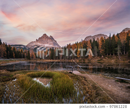 Beautiful autumn evening Lake Antorno and Three Peaks of Lavaredo, Dolomites, Italy 97861228