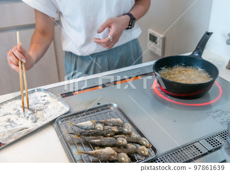炸魚炸雞做飯場景 炸魚炸雞做飯場景 97861639