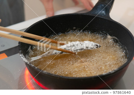 Fried fish, fried chicken, cooking scene Fried fish, fried chicken, cooking scene 97861640