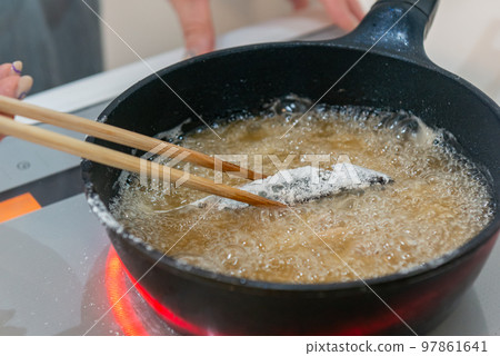 炸魚炸雞做飯場景 炸魚炸雞做飯場景 97861641