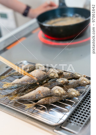 炸魚炸雞做飯場景 炸魚炸雞做飯場景 97861642