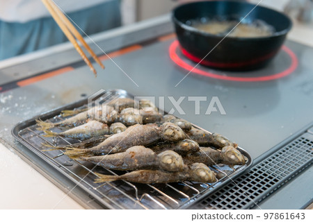 炸魚炸雞做飯場景 炸魚炸雞做飯場景 97861643