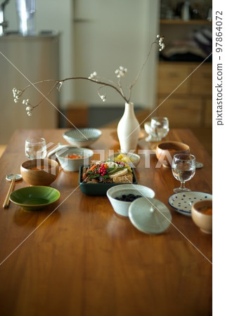 餐桌上佈置的新年菜餚 97864072