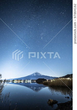 Mount Fuji and Orion (at Lake Kawaguchi) 97864182