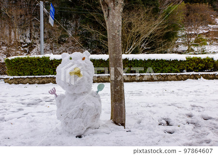 Snowman beside tree, full body, front view Snowman beside tree, full body, front view 97864607