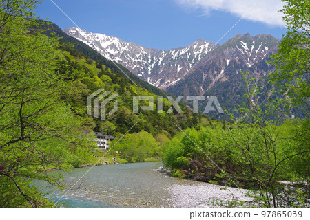 新鮮的綠色上高地 [從穗高橋和田代橋附近眺望穗高連峰] 97865039