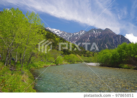 Fresh green Kamikochi [View of the Hotaka mountain range from around Hotaka Bridge and Tashiro Bridge] 97865051
