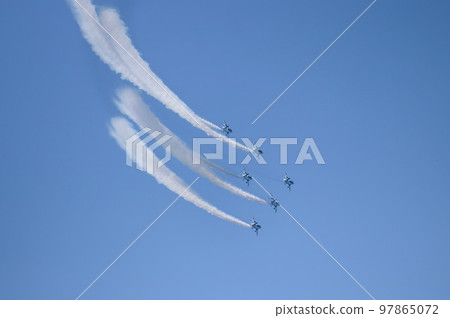A blue impulse air show that draws a beautiful arc 97865072