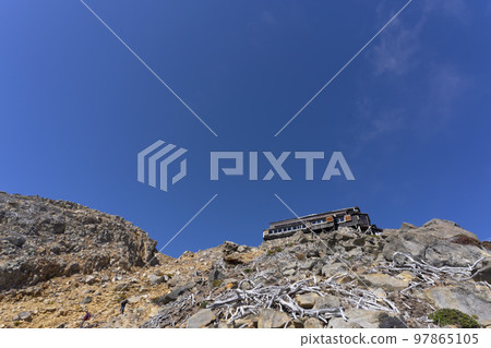 木曾山禦嶽山間小屋和藍天 97865105