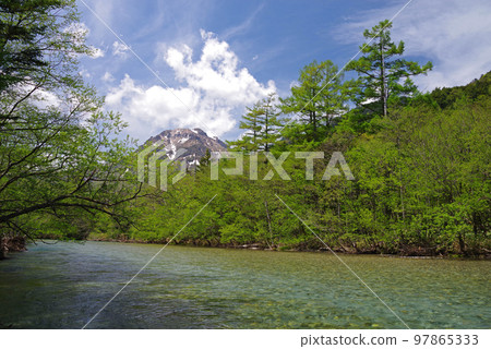 新鮮的綠色上高地[從長廊看到的燒岳] 97865333