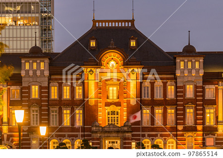 沐浴在夕陽下的東京站丸之內 97865514