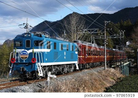 Rapid EL Shinshun Mitsumine Goes on Chichibu Road 97865919