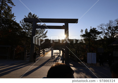 伊勢神宮新年第一縷日出 97866314