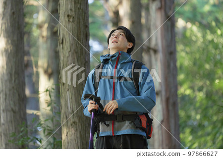 男子單人登山看風景 97866627