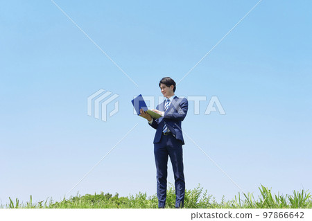在戶外使用計算機的商人 97866642
