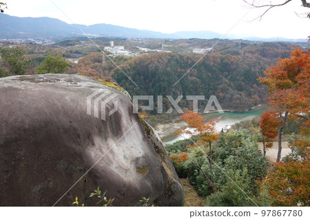 秋天 Ena 市 Naegi 城堡遺址 Oiwa 和 Kiso 河 秋天 Ena 市 Naegi 城堡遺址 Oiwa 和 Kiso 河 97867780