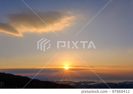 元旦的第一個日出，拍攝於神戶市東灘區的山手禦影渦守台觀察講座。俯瞰神戶市和大阪灣 97868412