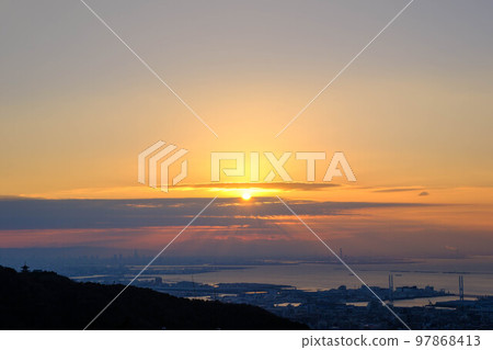 元旦的第一個日出，拍攝於神戶市東灘區的山手禦影渦守台觀察講座。俯瞰神戶市和大阪灣 97868413