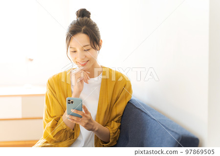 觀看智能手機的婦女 觀看智能手機的婦女 97869505