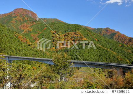 埼玉縣秩父市大瀧 從連接秩父和大瀧大橋的環橋雷電野次橋停車場眺望紅葉 埼玉縣秩父市大瀧 從連接秩父和大瀧大橋的環橋雷電野次橋停車場眺望紅葉 97869631