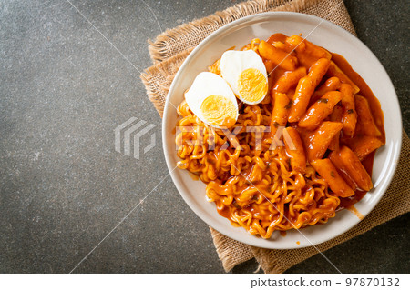 Rabokki (Ramen or Korean instant noodle and Tteokbokki) in spicy korean sauce 97870132