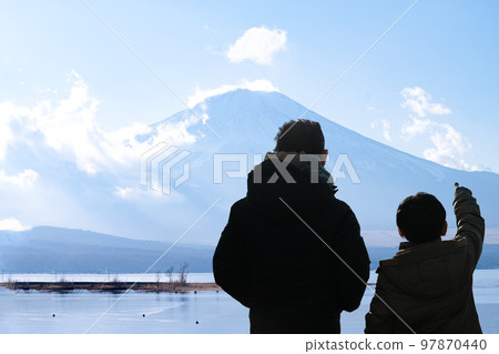 Parents and children watching Mt. Fuji 97870440