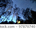 冬天的星空和山間小屋燈 97870740
