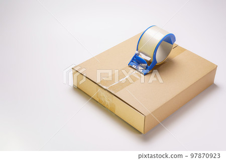 將OPP膠帶貼在紙板上 97870923