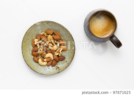 Mixed nuts and coffee background material Mixed nuts and coffee background material 97871025