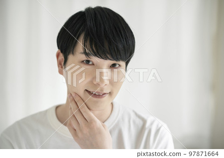 年輕人穿白T卹護膚美容形象寫真 年輕人穿白T卹護膚美容形象寫真 97871664