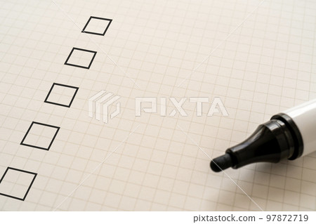 帶複選框的紙和記號筆 97872719