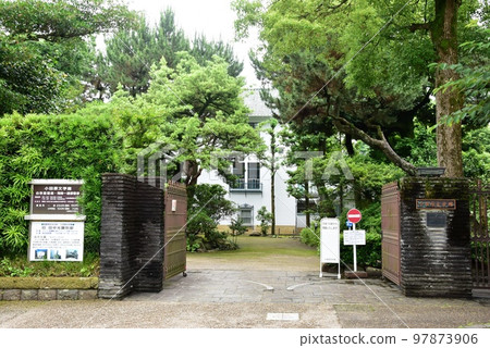 In front of the main gate of the Odawara Literature Museum on Saikaikokoji Street (old samurai residence street), Odawara City In front of the main gate of the Odawara Literature Museum on Saikaikokoji Street (old samurai residence street), Odawara City 97873906