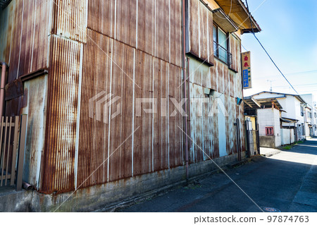 The outer wall of the rusted tin plate 97874763