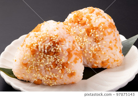 芝麻三文魚飯糰 97875143