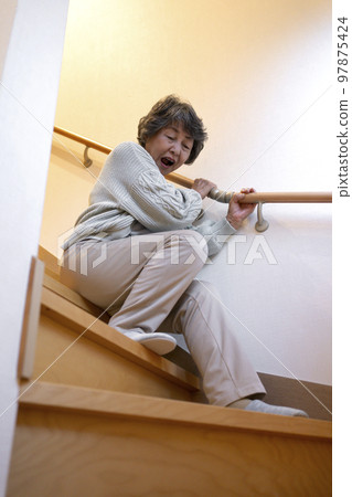 從樓梯上掉下來的高級女人 97875424