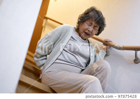 從樓梯上掉下來的高級女人 從樓梯上掉下來的高級女人 97875428