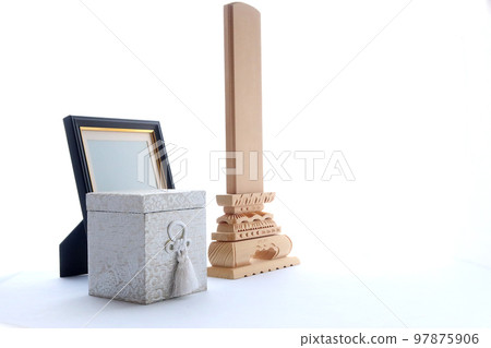 A portrait of the deceased placed by the window and an urn for a memorial service Image 13 of Shukatsu A portrait of the deceased placed by the window and an urn for a memorial service Image 13 of Shukatsu 97875906