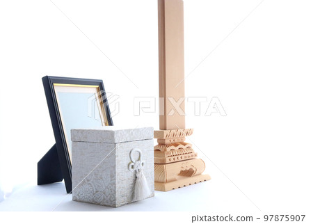 A portrait of the deceased placed by the window and an urn for holding a memorial service Image 14 of Shukatsu A portrait of the deceased placed by the window and an urn for holding a memorial service Image 14 of Shukatsu 97875907