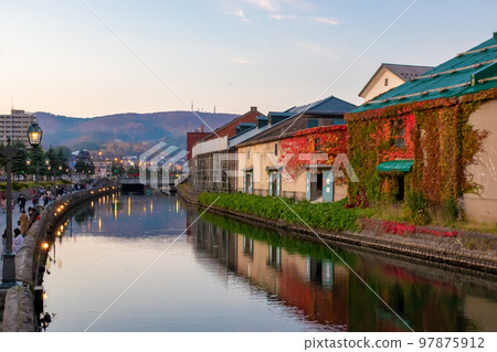 北海道小樽運河秋天的夜景和暮色天空 北海道小樽運河秋天的夜景和暮色天空 97875912