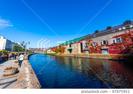 秋天的北海道/小樽運河風景和湛藍的天空 秋天的北海道/小樽運河風景和湛藍的天空 97875951