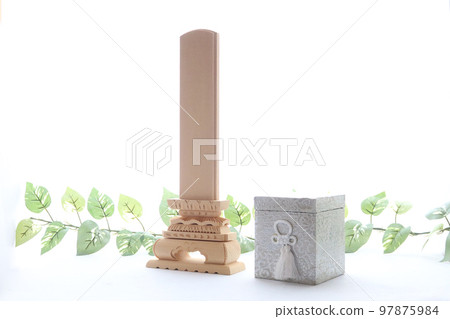 靠窗放置的素木牌位和舉行追悼會的骨灰盒 圖 15 修活 97875984