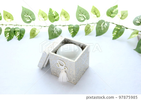 An urn for a memorial service placed on the windowsill Image 16 of Shukatsu 97875985