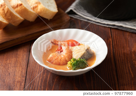 盛在盤子裡的素瓷鍋 97877960