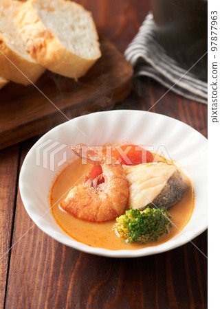 盛在盤子裡的素瓷鍋 97877963