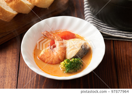 盛在盤子裡的素瓷鍋 97877964