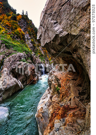 Hakuryu Gorge in the lower corridor of Kurobe Gorge in autumn colors Hakuryu Gorge in the lower corridor of Kurobe Gorge in autumn colors 97878028