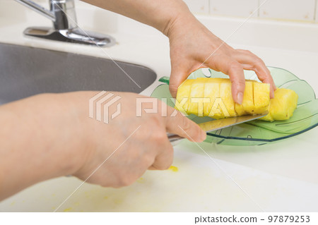 [Place the cut pineapple on a plate] 97879253