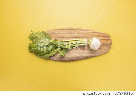 將冬菜高湯放在砧板上 97879310